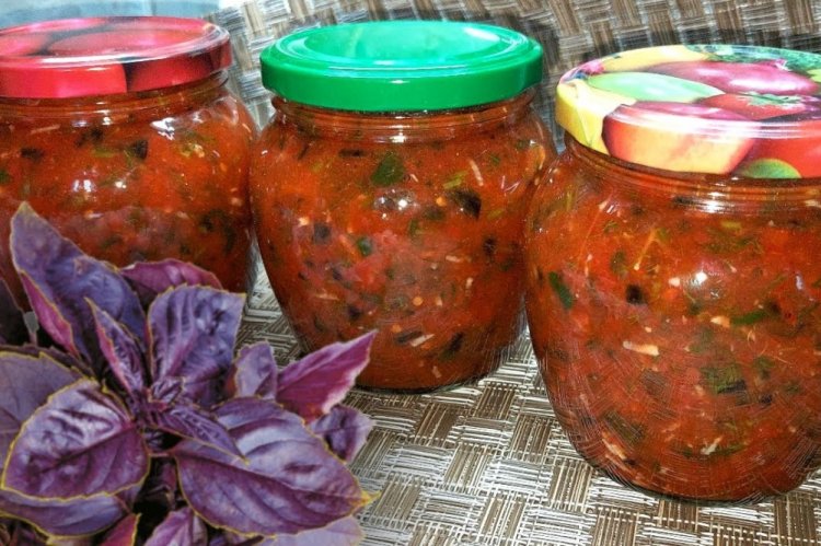 Salsa de tomate con verduras y albahaca para el invierno