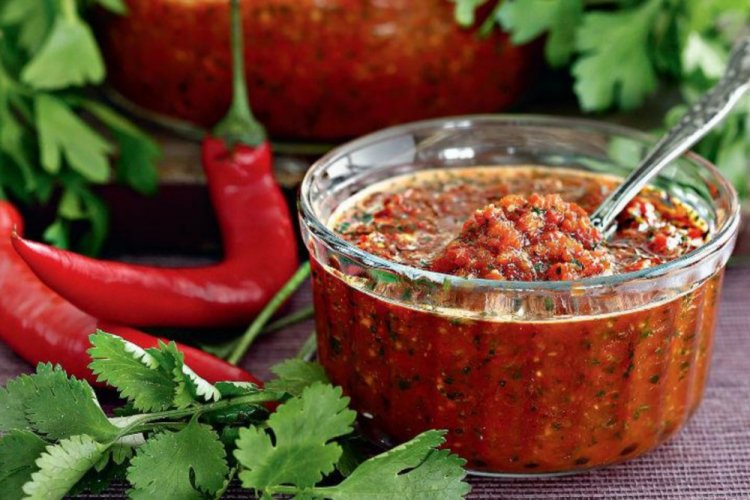 Salsa de tomate con albahaca y chile para el invierno