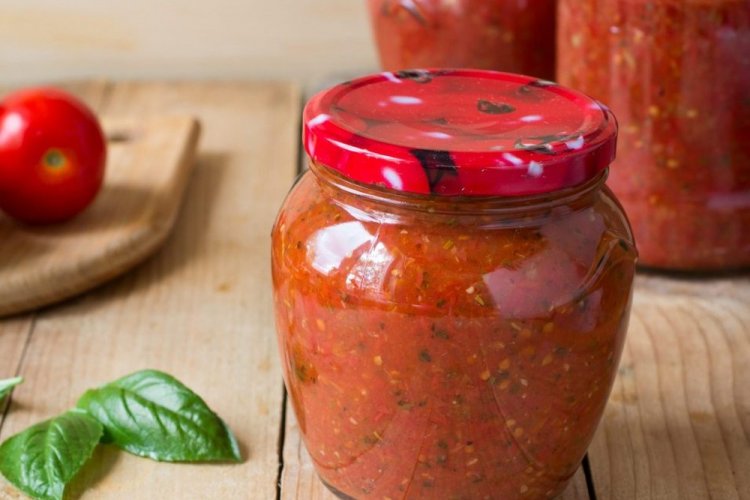 Salsa de tomate con albahaca y pasta de tomate para el invierno