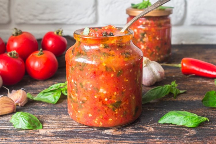 Salsa de tomate con pimiento morrón y albahaca para el invierno