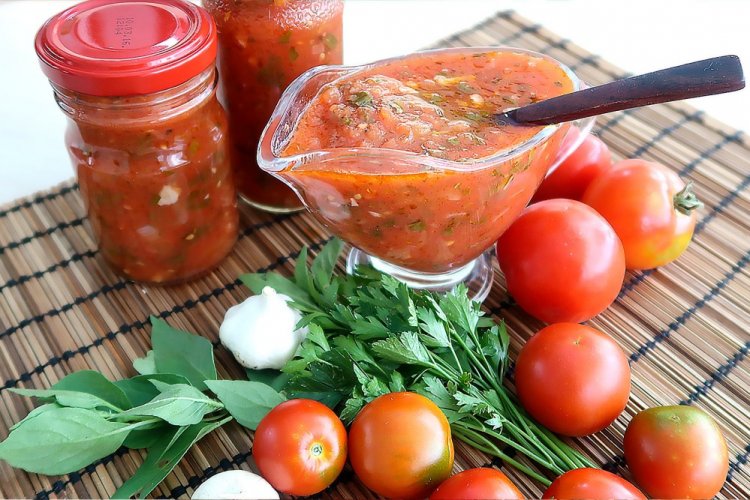 Salsa de tomate con albahaca y hierbas para el invierno