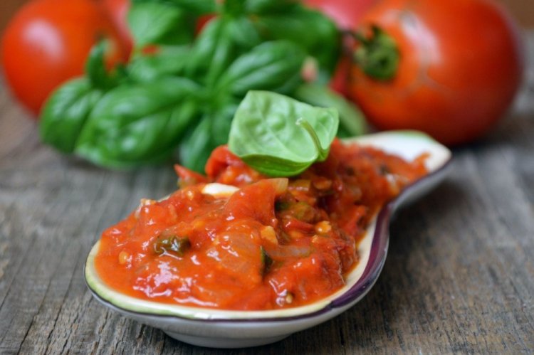 Salsa de tomate con verduras, albahaca y vino tinto