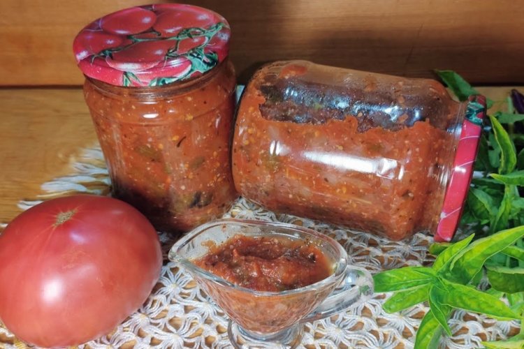 Salsa de tomate con cebolla y albahaca para el invierno