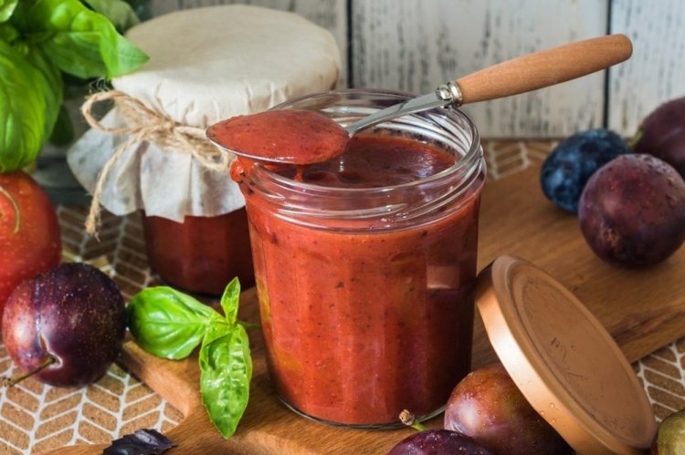 Salsa de tomate con ciruelas y albahaca para el invierno