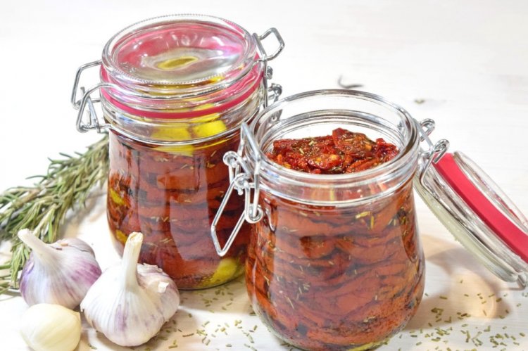 Tomates secos en deshidratador para el invierno