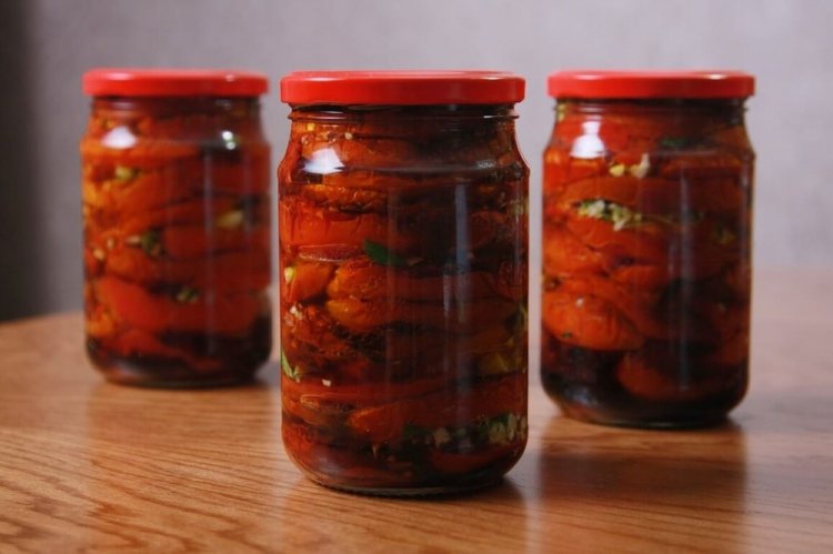 Tomates secos con chile para el invierno