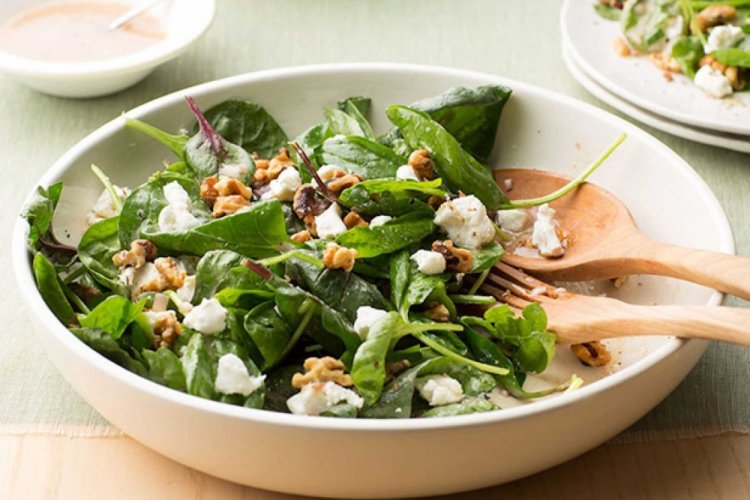 Salad with Pear, Spinach, and Feta