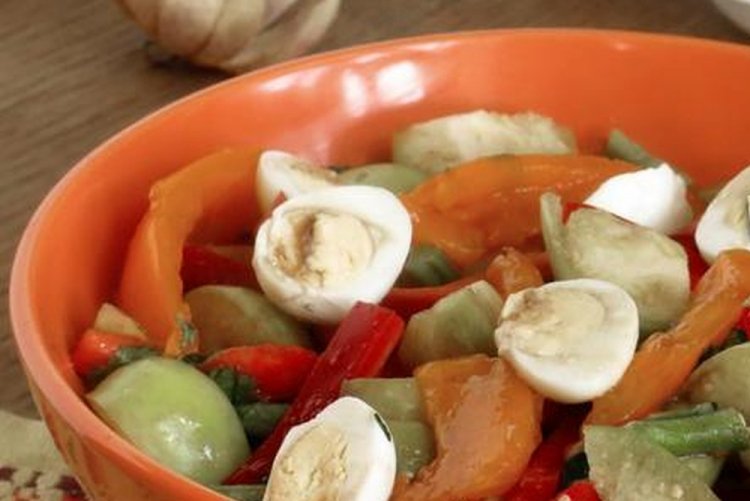 Ensalada de physalis y huevos de codorniz