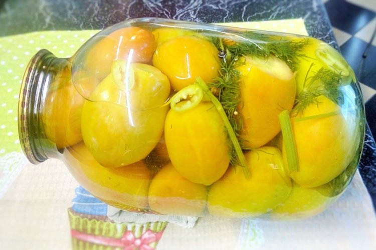 Tomates amarillos encurtidos para el invierno