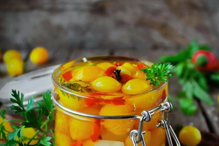 Tomates amarillos con chile para el invierno