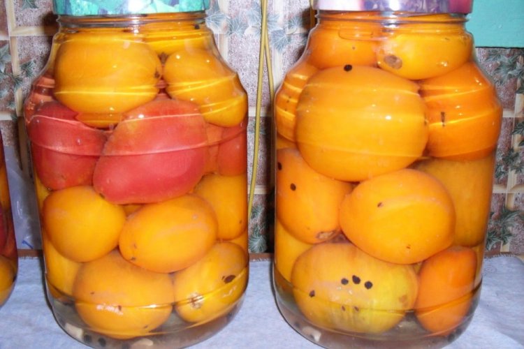 Tomates amarillos en gelatina para el invierno