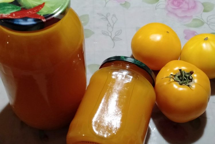 Zumo de tomate amarillo para el invierno