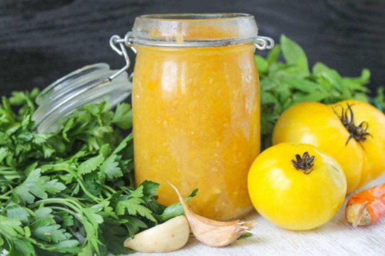 Ajika de tomates amarillos para el invierno