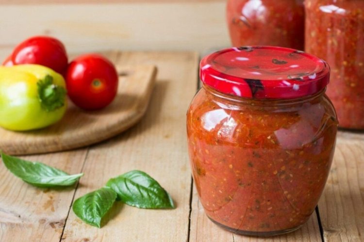 Suggo Sauce with Basil and Tomato Paste for Winter