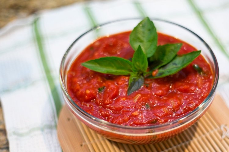 Spicy Suggo Sauce with Basil for Winter