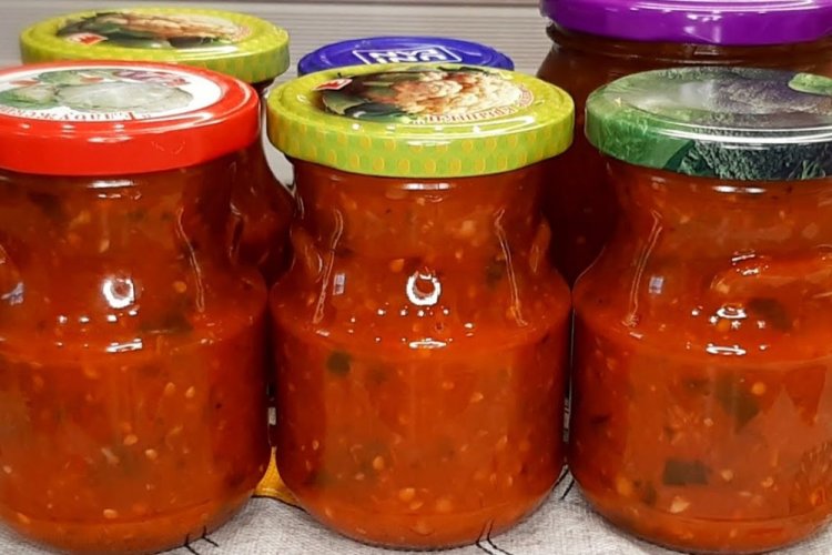 Suggo Sauce with Basil and Hot Pepper for Winter