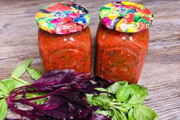 Suggo Sauce with Basil and Herbs for Winter