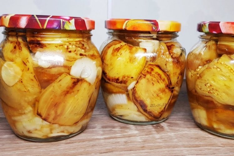 Berenjenas estilo shashlik con cebolla para el invierno