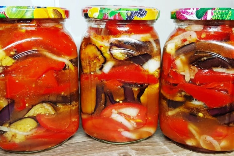 Berenjenas estilo shashlik con verduras para el invierno