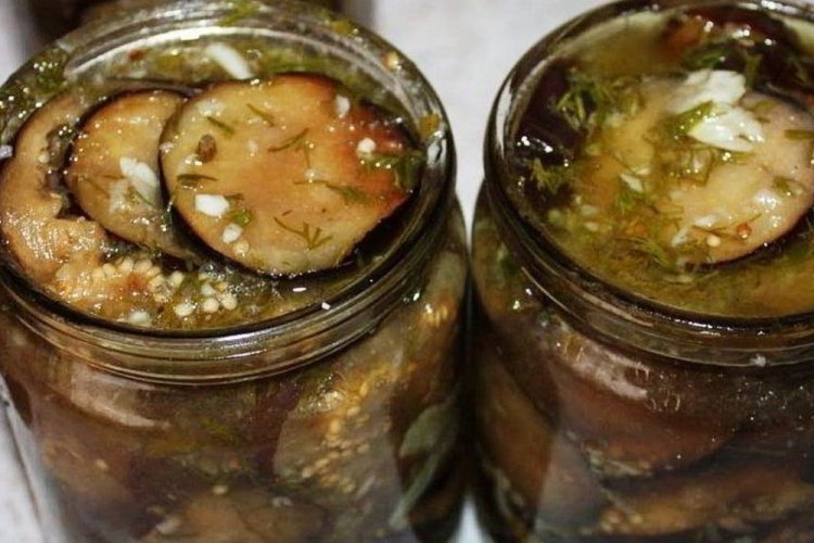 Berenjenas estilo shashlik con hierbas para el invierno