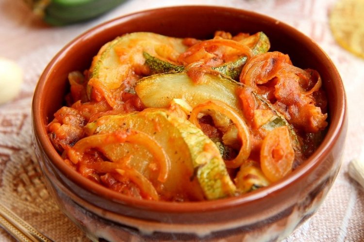 Stewed Zucchini in Tomato Sauce