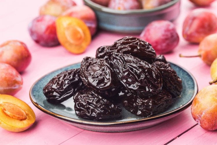 Prunes in a Dehydrator for Winter