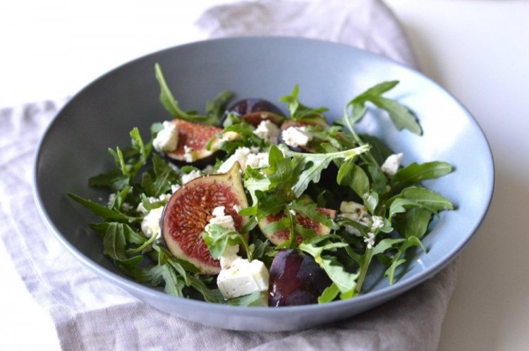 Salad with Figs, Goat Cheese, and Arugula