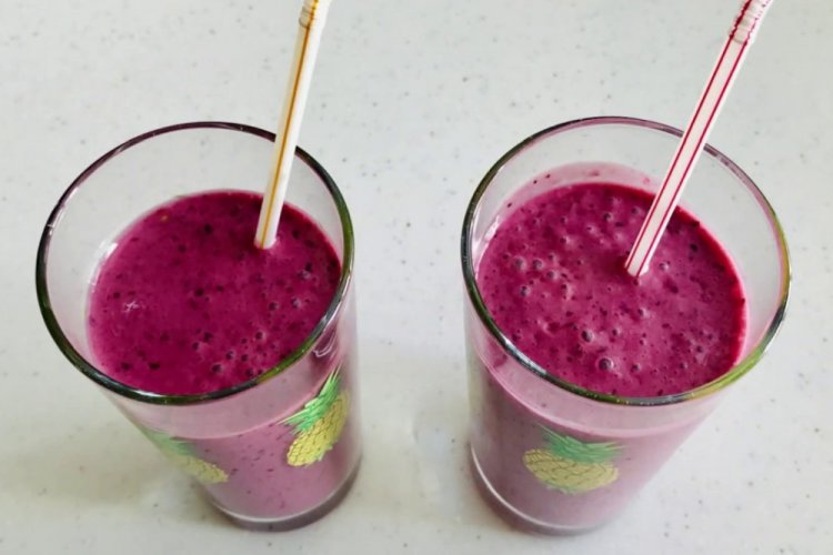 Oatmeal Smoothie with Honeysuckle