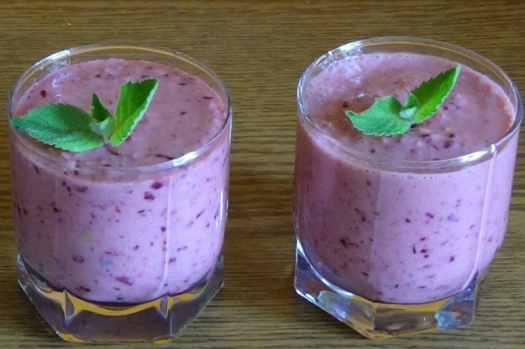 Creamy Banana and Honeysuckle Smoothie