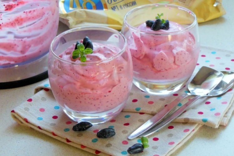 Cottage Cheese Ice Cream with Honeysuckle