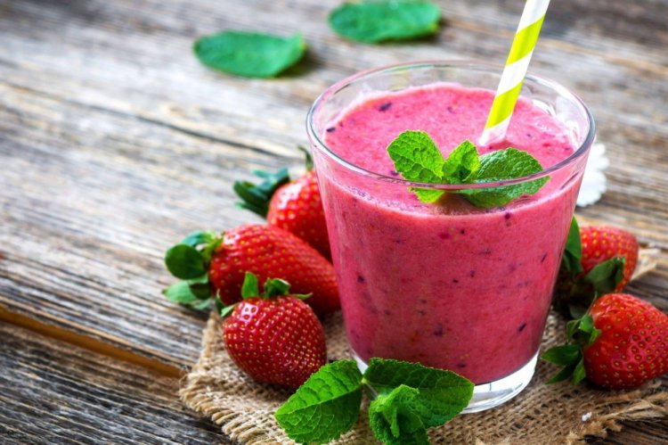 Yogurt Smoothie with Honeysuckle and Strawberries