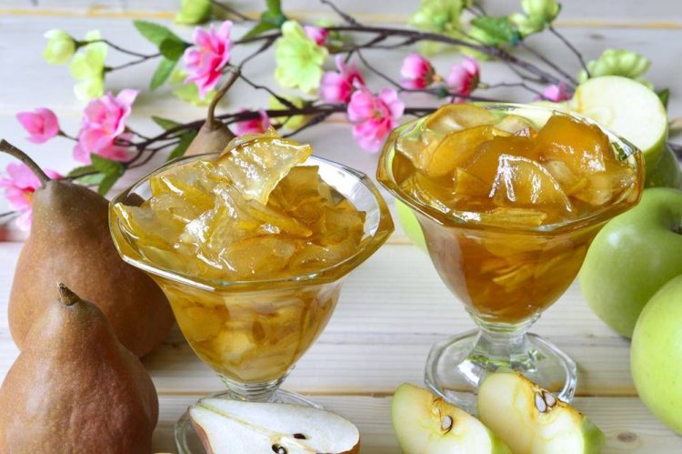 Mermelada de peras y manzanas en rodajas