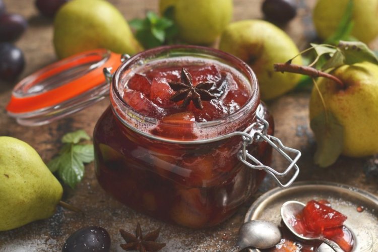 Mermelada de peras y manzanas en sartén
