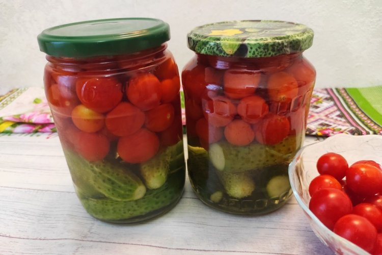 Gherkins with Cherry Tomatoes for Winter