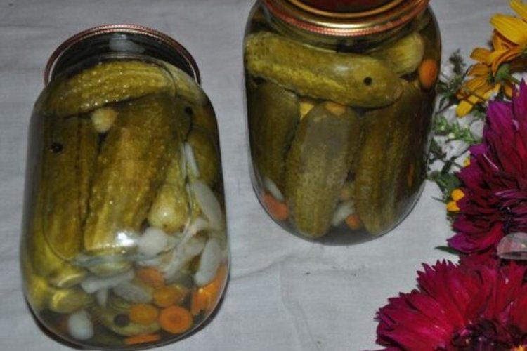 Gherkins with Onions for Winter