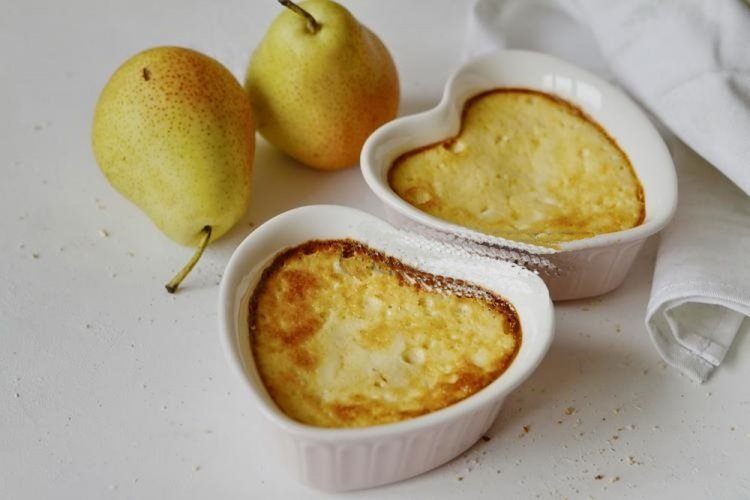 Soufflé de requesón con pera al horno