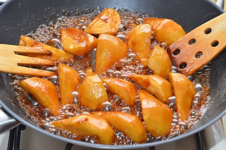 Pera caramelizada en sartén
