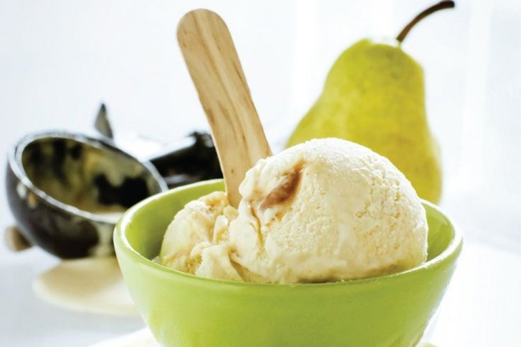 Helado de crema con pera y miel
