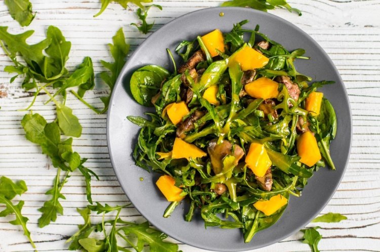 Ensalada tibia de mango e hígado de pollo