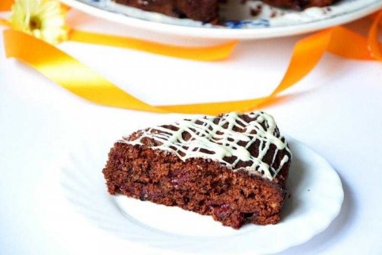 Pastel de almendras con chocolate y mango
