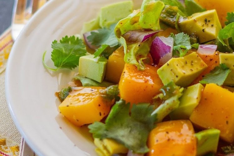 Ensalada de verduras con mango y queso feta