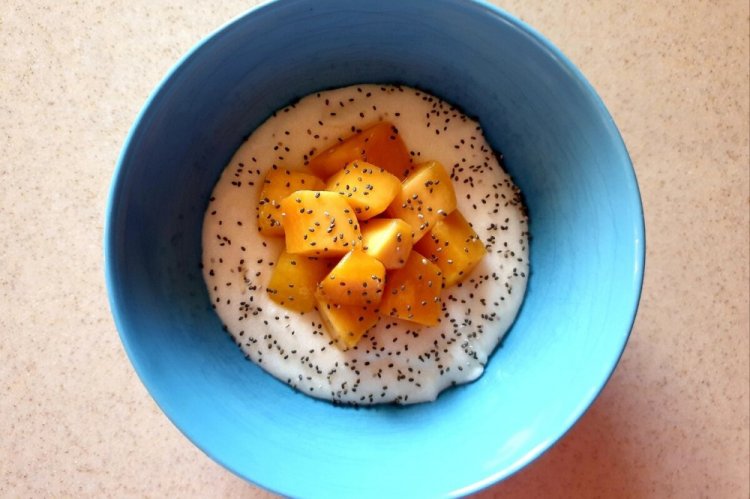 Gachas de sémola con mango en leche de coco