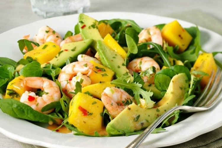 Ensalada de mango y camarones