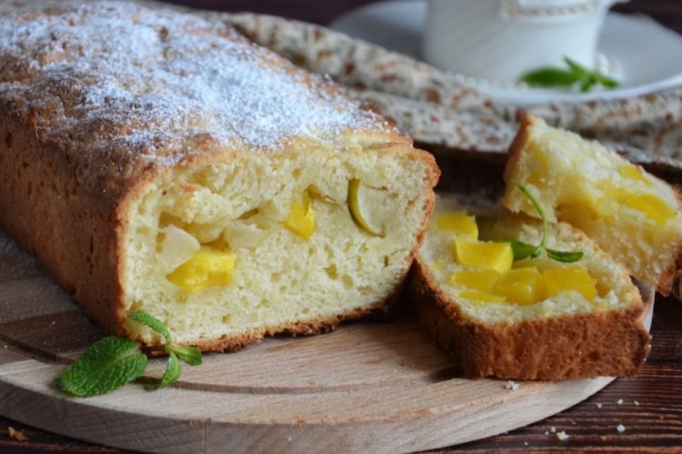 Bizcocho de requesón con mango y manzanas