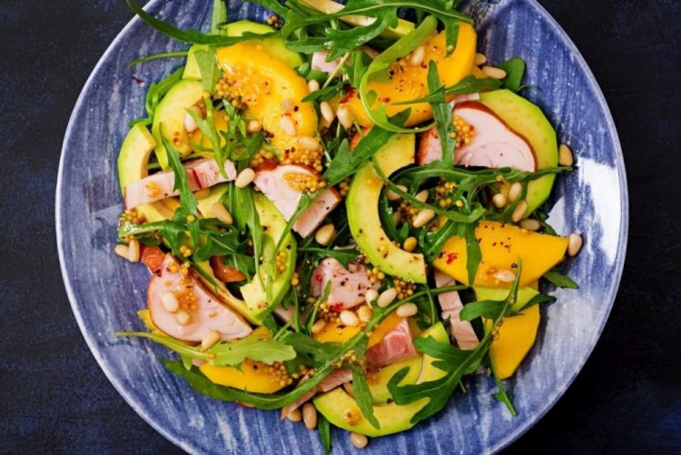 Ensalada de pollo, mango y aguacate