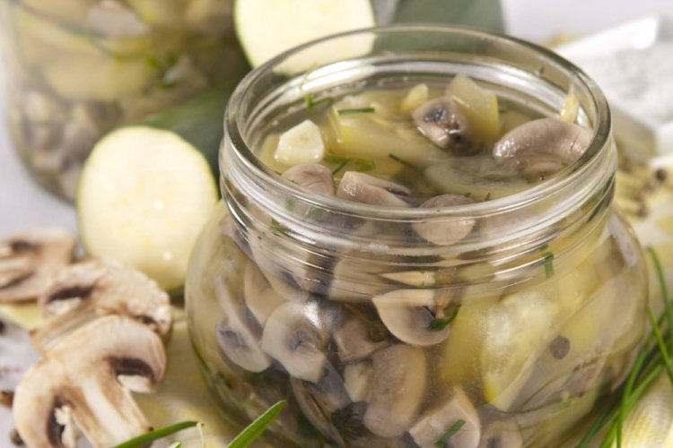 Champignons with Zucchini for Winter