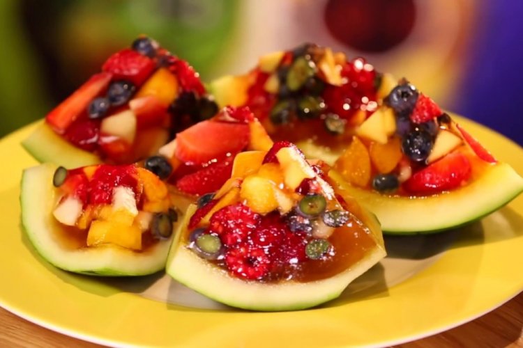 Gelatina de frutas en sandía
