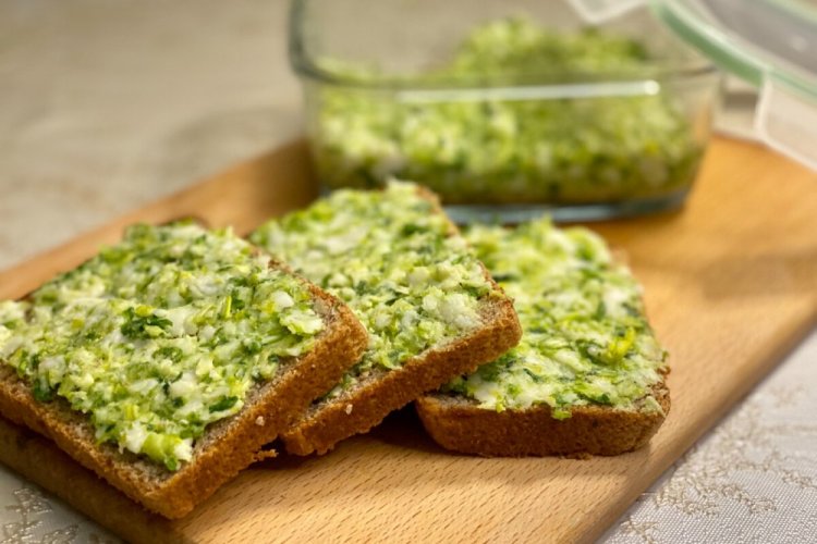 Cottage Cheese and Wild Garlic Spread