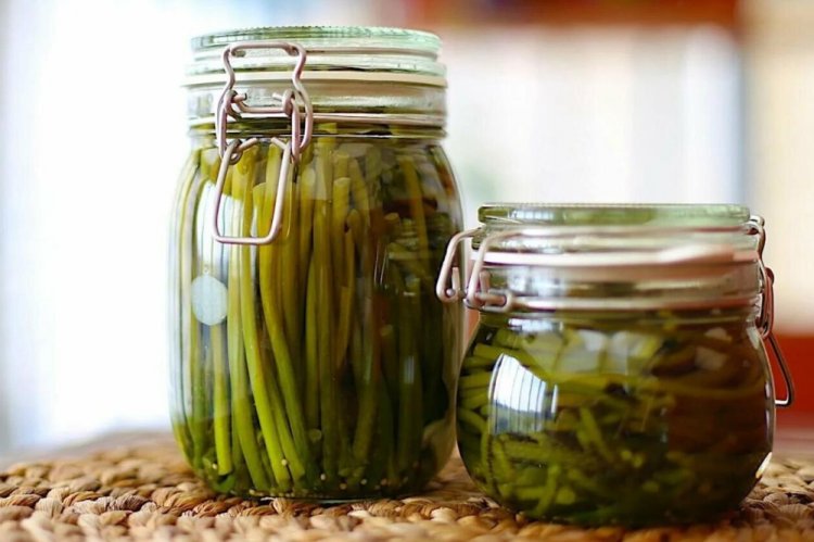 Pickled Wild Garlic Stems for Winter
