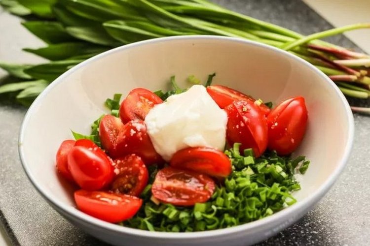 Wild Garlic Salad with Tomatoes